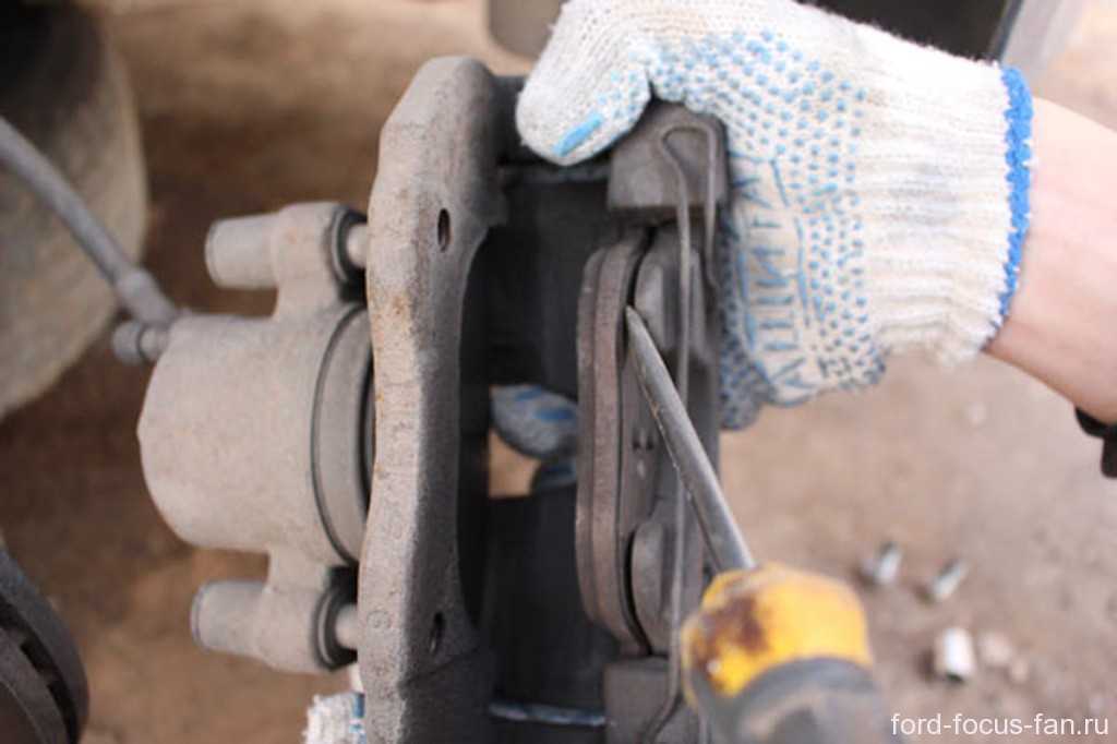 Замена задних тормозных колодок на форд фокус 2 своими руками | ford-master.ru