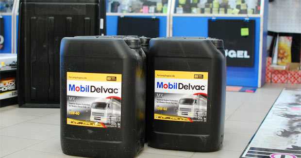 Льем дизельное масло в бензиновый двигатель для очистки: особенности процесса