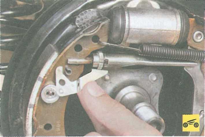 Инструкция по замене задних тормозных колодок на renault logan