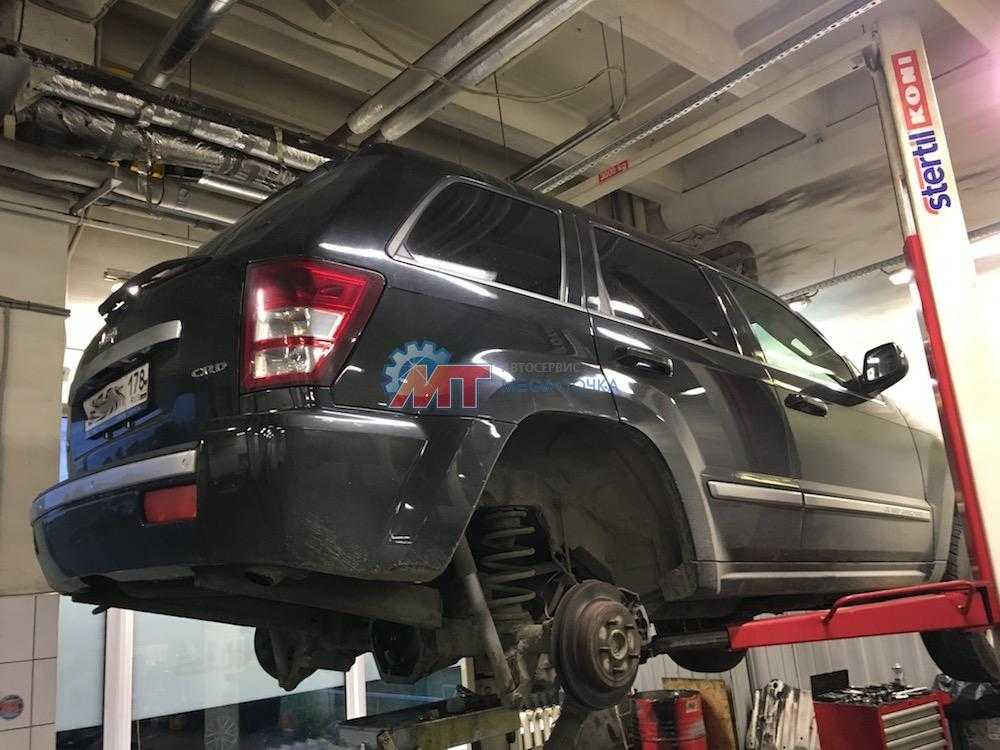 Jeep Grand Cherokee wk2 снизу