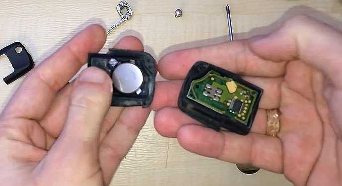 Как заменить батарейку в брелоке ключа фольксваген