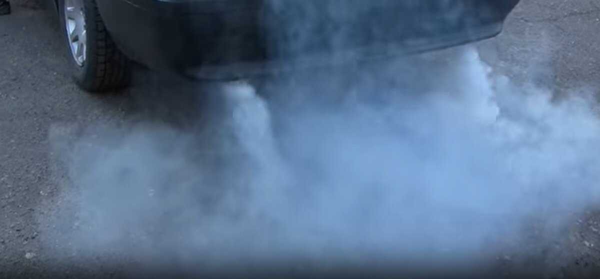 Почему начинает идти дым из выхлопной трубы