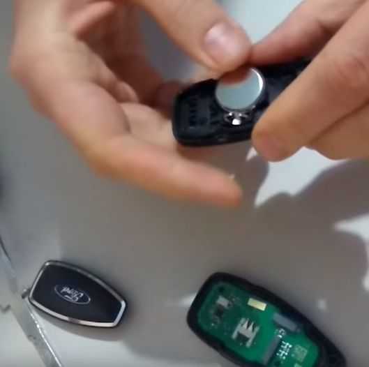 Как произвести замену батарейки в штатном ключе ford focus 2
