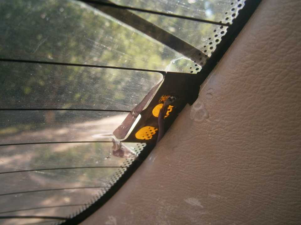 Не повредить обогрев заднего стекла. Электрический обогреватель заднего стекла на ВАЗ 2121. Chevrolet lanos подогрев заднего стекла. Обогрев заднего стекла Ланос 1.5. Обогреватель заднего стекла ВАЗ 21 0 4.