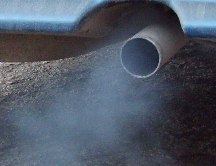 Почему автомобиль дымит белым дымом при запуске Практически каждый начинает волноваться, когда при запуске двигателя из выхлопной трубы появляется белый