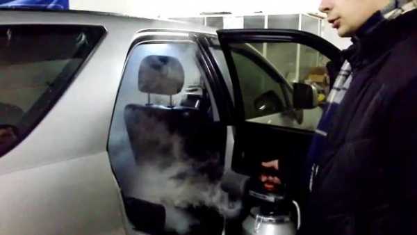 Почему в машине пахнет бензином, и как убрать его запах из салона