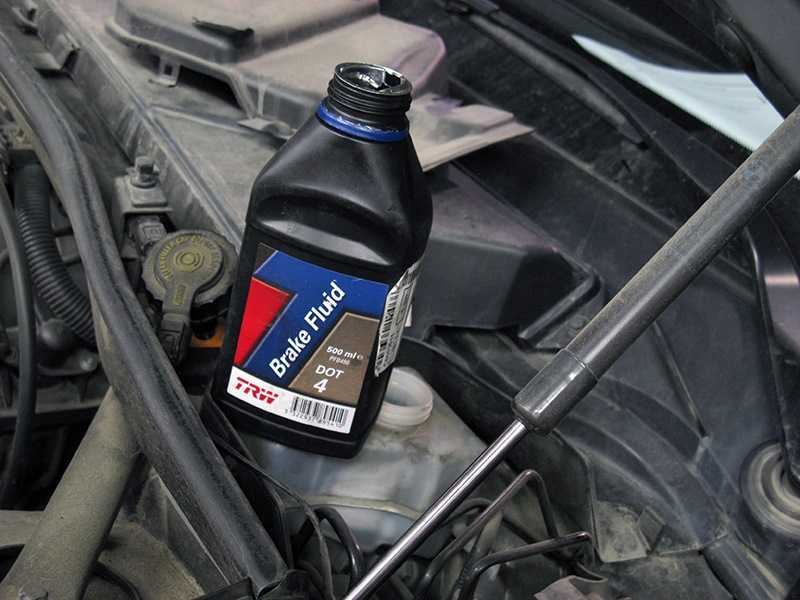 Когда и зачем нужно менять тормозную жидкость в автомобиле