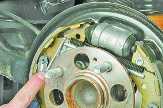 Замена тормозных колодок тормозных механизмов задних колес
