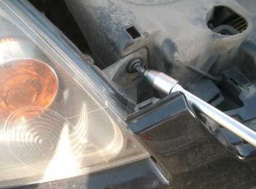 Как заменить лампочку переднего указателя поворота на моем ford fiesta?