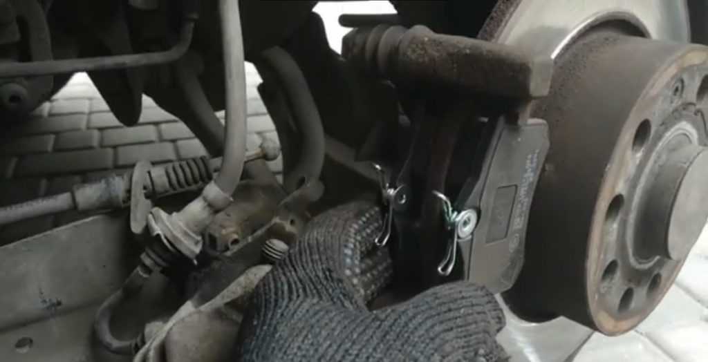 Замена передних или задних тормозных колодок на автомобиле шкода октавия тур - фото и видеоинструкции