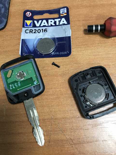Замена батарейки в ключе nissan tiida
