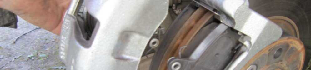 Замена передних тормозных колодок на автомобиле рено логан