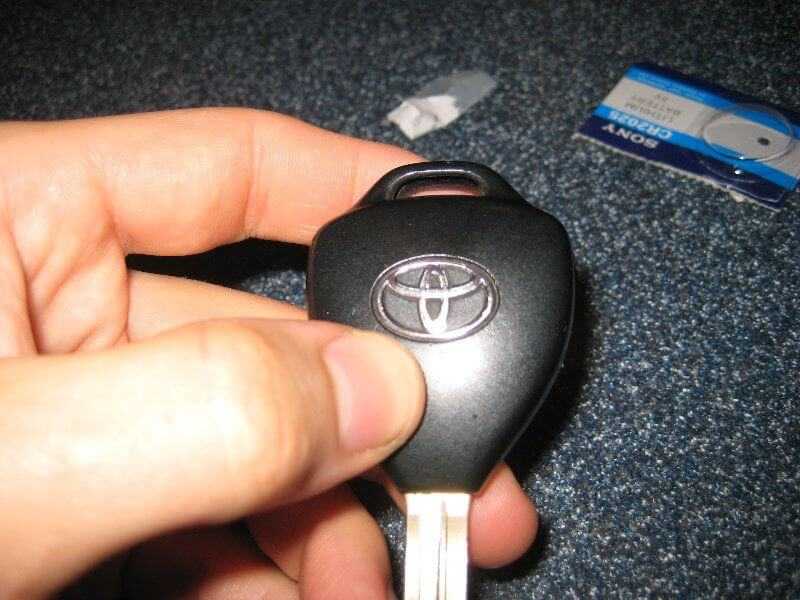 Toyota corolla verso: замена батарейки в ключе - видео-ремонт тойота королла версо
