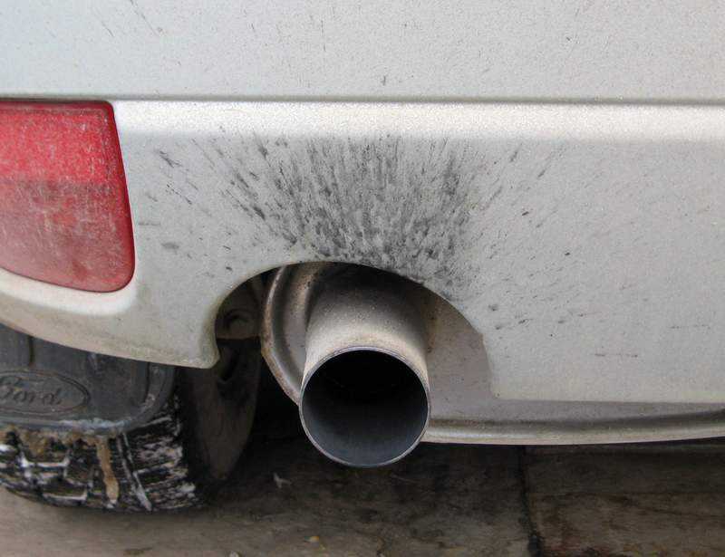 Почему из глушителя автомобиля капает вода