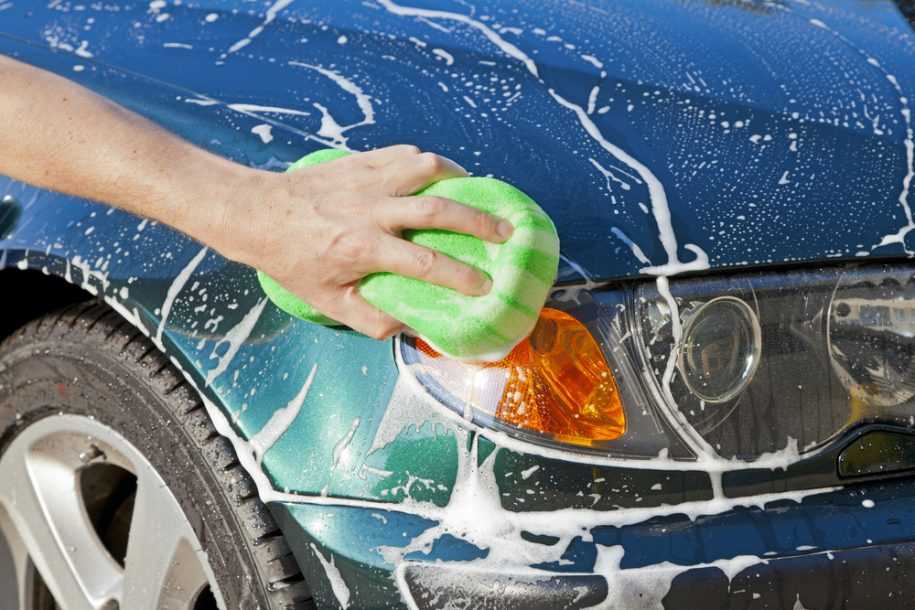 Нужно греть машину летом. Мойка машины. Мытье автомобиля. Губка для мойки машины. Моет машину.