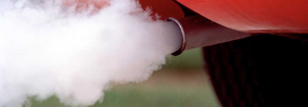 Белый дым из выхлопной трубы — причины и последствия