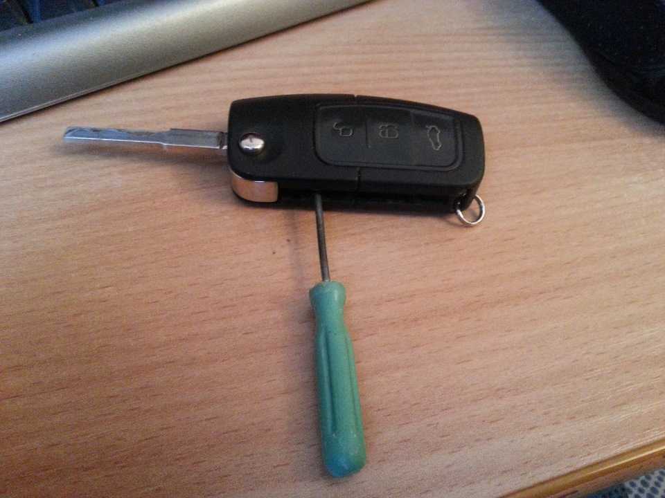 Как зарядить ключ от бмв. бесконтактный ключ. открываем дверь бмв и мини, если разрядилась батарея в ключе