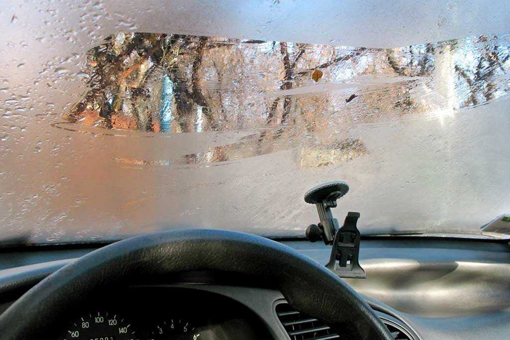 Почему потеют стекла в машине зимой? причины запотевания