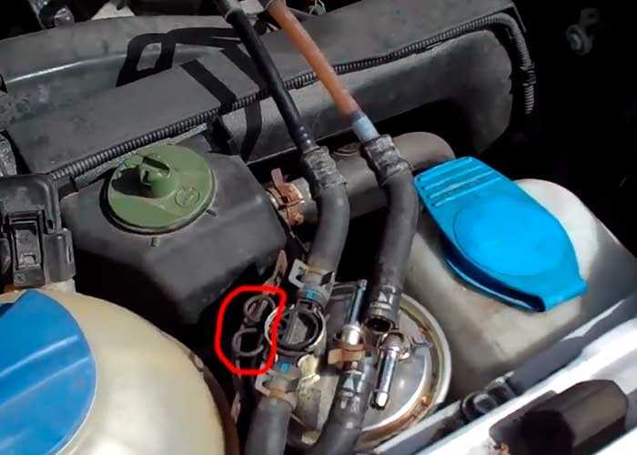 Процедура замены топливного фильтра в бензиновом двигателе vw golf 4 в картинках