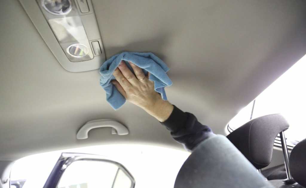 Как почистить салон автомобиля в домашних условиях своими руками? чем почистить салон машины? несколько практичных способов и советов химчистка салона машины в домашних условиях.
