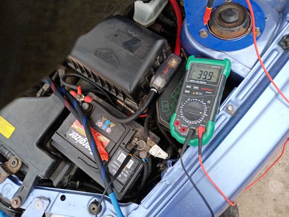 Нормальное напряжение аккумулятора автомобиля и как его измерить