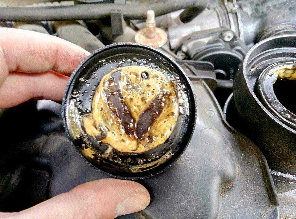 Упал уровень масла в двигателе: почему так происходит