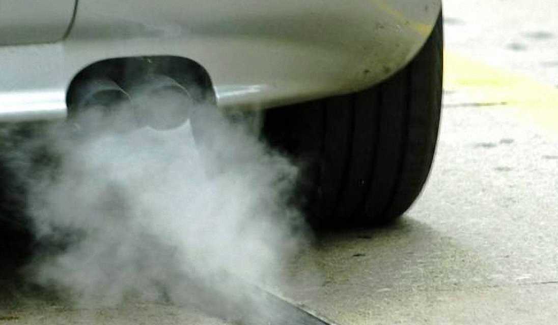 Почему бензиновый двигатель дымит на холодную. белый дым из выхлопной трубы – о каких неисправностях сигнализирует