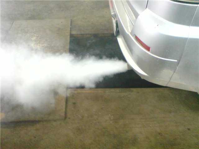 Белый дым из выхлопной трубы бензинового двигателя
