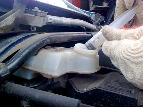 Замена тормозной жидкости в автомобиле ford fusion