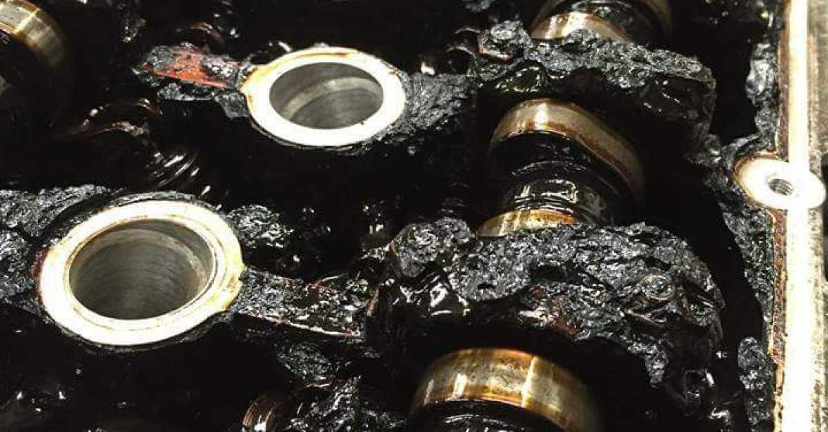 Основные причины потемнения моторного масла в двигателе