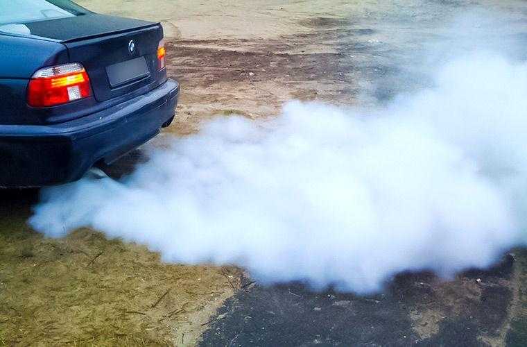 Почему дымит двигатель автомобиля При запуске двигателя на холодную часто появляется густой дым, выходящий из системы выхлопа Дым может иметь разные