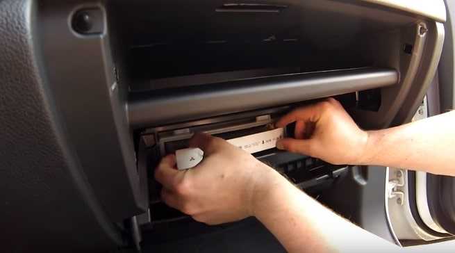 Как заменить воздушный фильтр на митсубиси аутлендер своими руками?