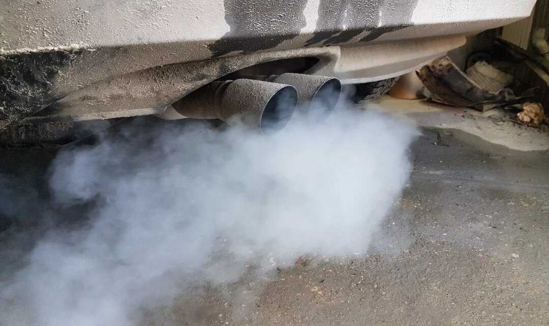 Почему из выхлопной трубы бензинового двигателя идёт белый дым