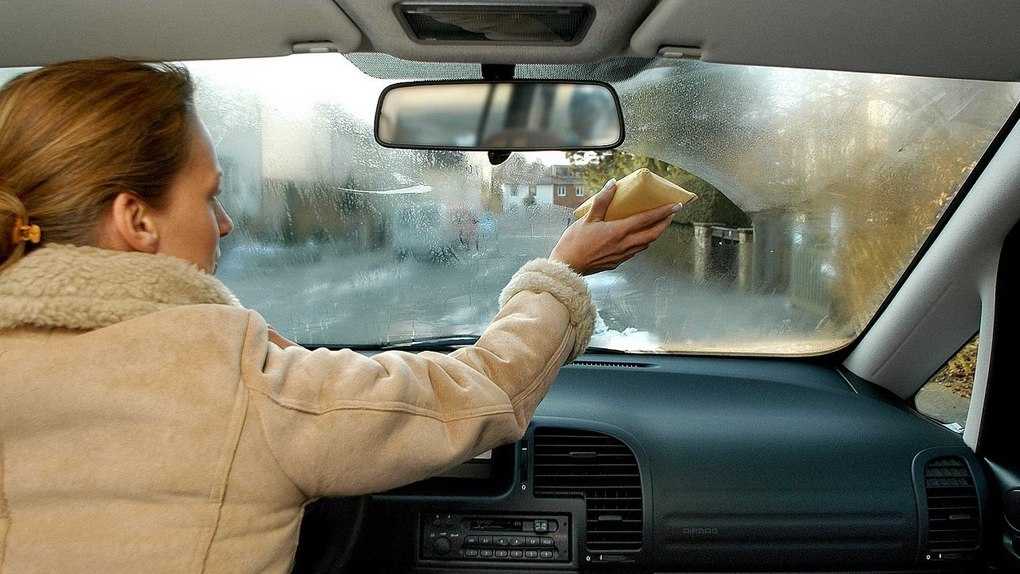 Запотевают стекла в машине: почему и что делать, если потеют окна