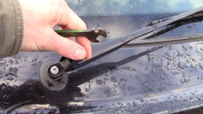 Как снять дворники с автомобиля: замена щеток стеклоочистителя