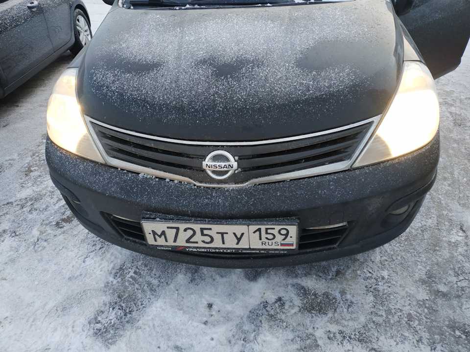Как поменять лампочку ближнего света ниссан тиида