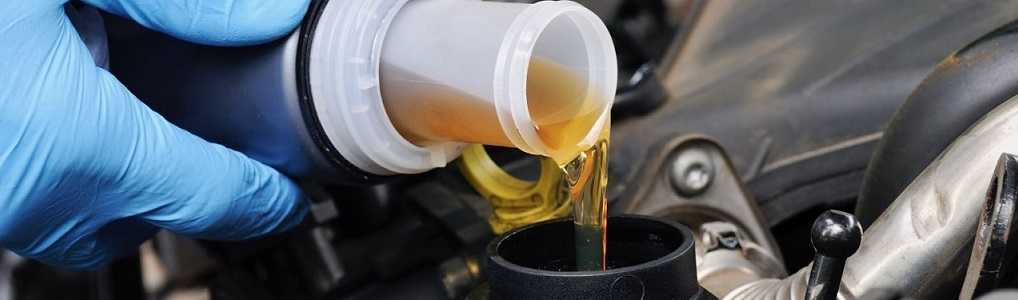 Почему чернеет моторное масло