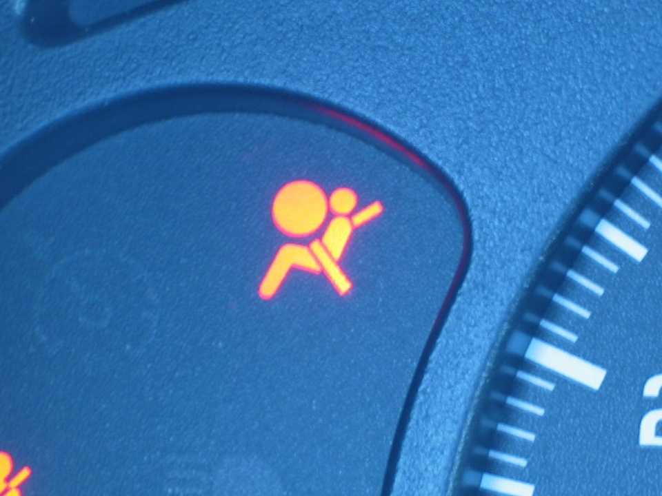 Загорелась лампочка подушки безопасности в автомобиле. что делать?