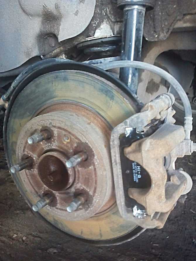 Замена тормозных колодок передних колес chevrolet cruze j300 (2008 - 2016)